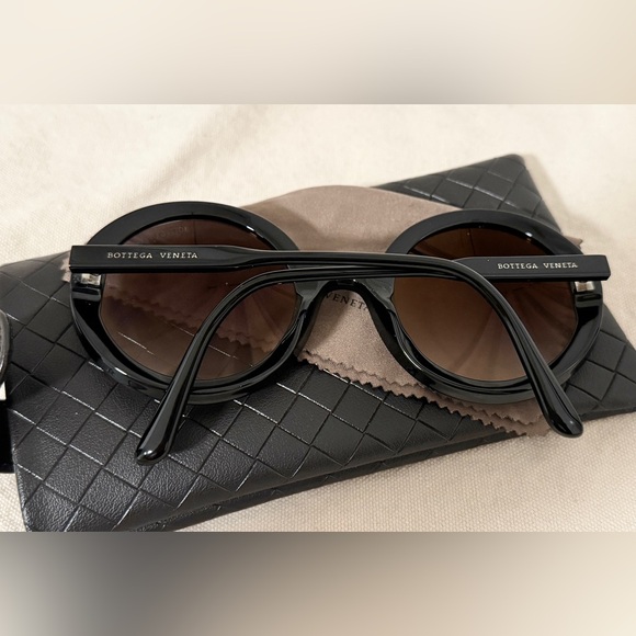 Round Bottega Veneta Sunglasses (in great condition) - Picture 2 of 4